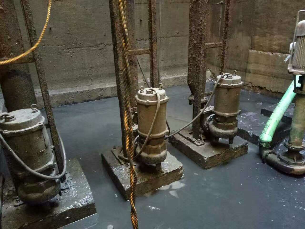 昌宁污水池清理